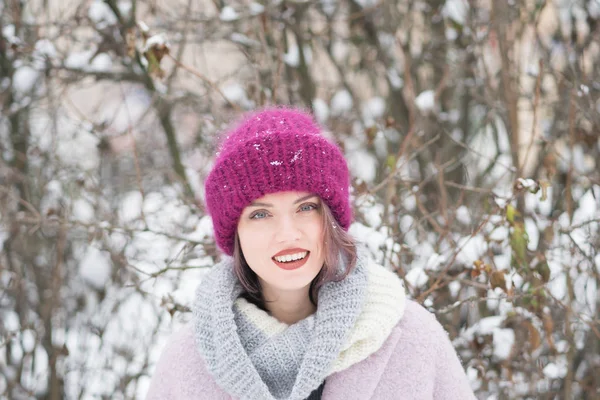 Retrato Uma Menina Bonita Parque Inverno — Fotografia de Stock