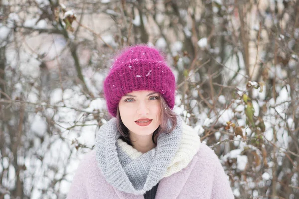 Ritratto Una Bella Ragazza Parco Invernale — Foto Stock