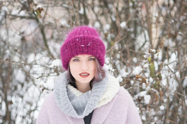 Retrato Uma Menina Bonita Parque Inverno — Fotografia de Stock