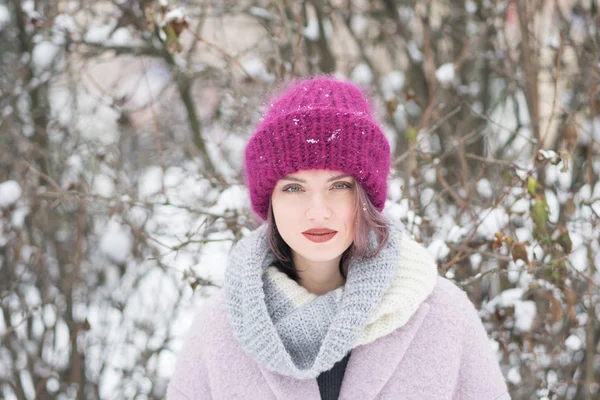 Πορτρέτο Ενός Όμορφου Κοριτσιού Ένα Χειμερινό Πάρκο — Φωτογραφία Αρχείου