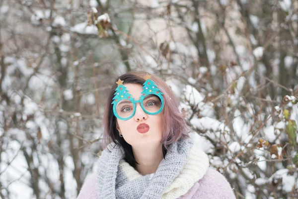 Portret Dziewczynki Młode Piękne Zimowe Zewnątrz Czasie Świąt Bożego Narodzenia — Zdjęcie stockowe