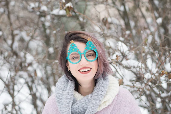 Retrato Una Hermosa Chica Invierno Parque Gafas Navidad —  Fotos de Stock