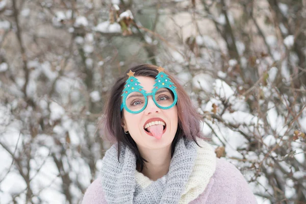 Retrato Una Hermosa Chica Invierno Parque Gafas Navidad —  Fotos de Stock