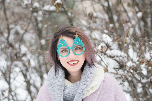 Retrato Una Hermosa Chica Invierno Parque Gafas Navidad —  Fotos de Stock