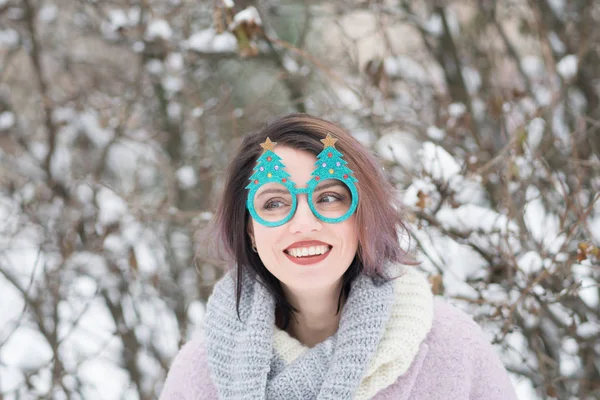 Portrait Une Belle Fille Hiver Dans Parc Lunettes Noël — Photo