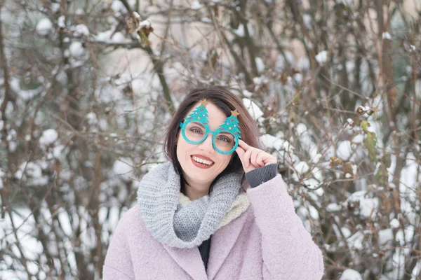 Retrato Uma Bela Menina Inverno Parque Copos Natal — Fotografia de Stock