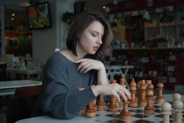Красивая Девушка Играет Шахматы Кафе — стоковое фото