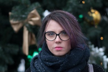 açık havada güzel bir kızın portresi Noel