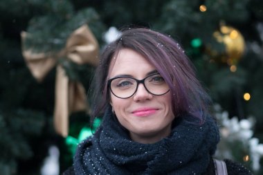 açık havada güzel bir kızın portresi Noel