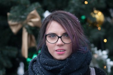 açık havada güzel bir kızın portresi Noel