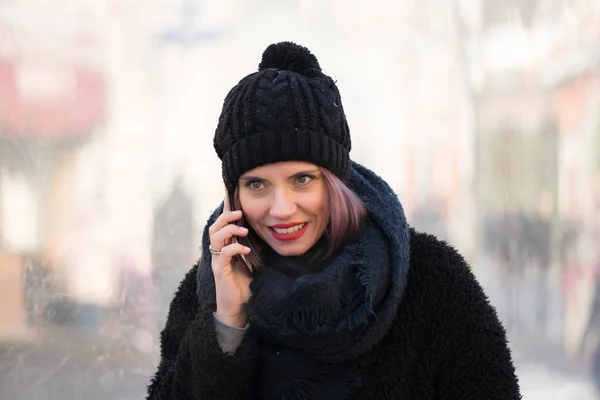 Giovane Bella Ragazza Inverno All Aperto Con Telefono Città — Foto Stock