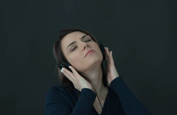 Portrait Young Beautiful Girl Studio Dark Background Headphones — Stock Photo, Image