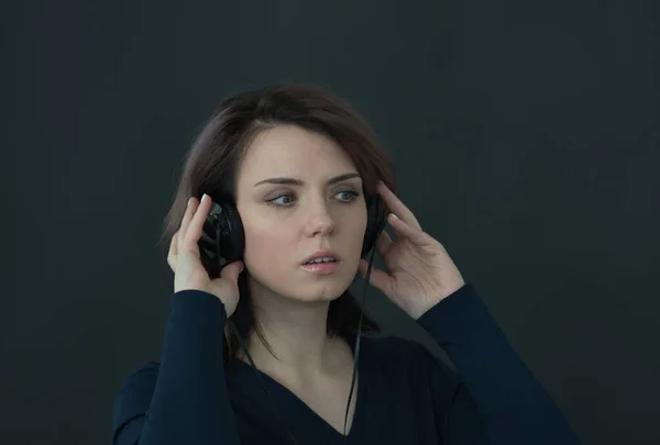 depositphotos 183960030 stock photo portrait young beautiful girl black испуганная девушка с телефоном