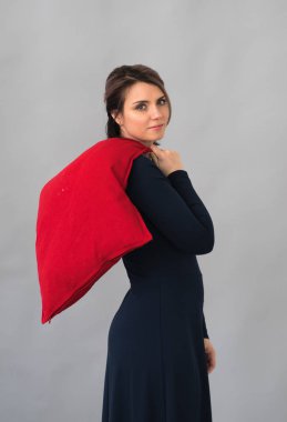 genç güzel kız Studio ile kırmızı yastık ayakta poz