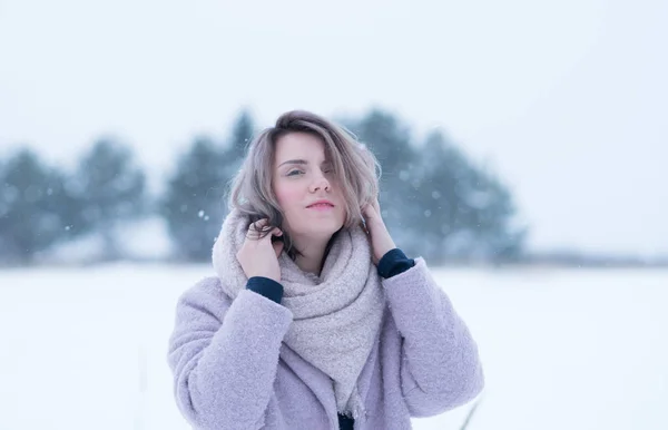 Portrét Mladé Krásné Zimní Dívka Venku Kabátě — Stock fotografie