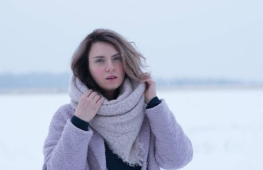 bir alandaki Kışın açık havada genç bir güzel kız portresi