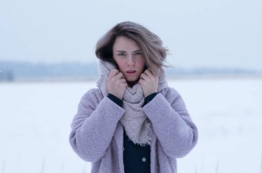 bir alandaki Kışın açık havada genç bir güzel kız portresi