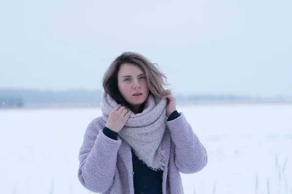 Portrét Mladé Krásné Dívky Venku Zimě Poli — Stock fotografie