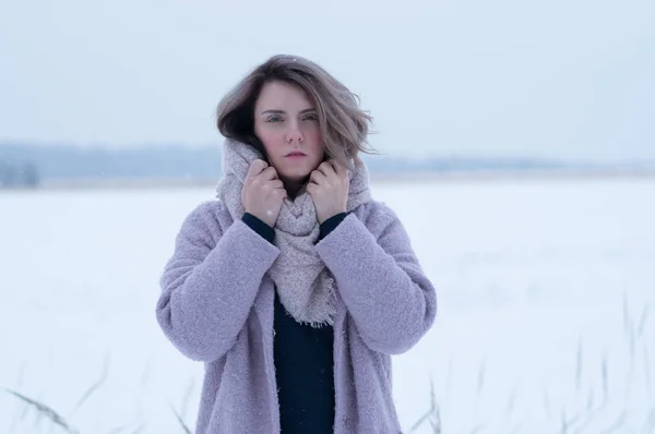 Bir Alandaki Kışın Açık Havada Genç Bir Güzel Kız Portresi - Stok İmaj