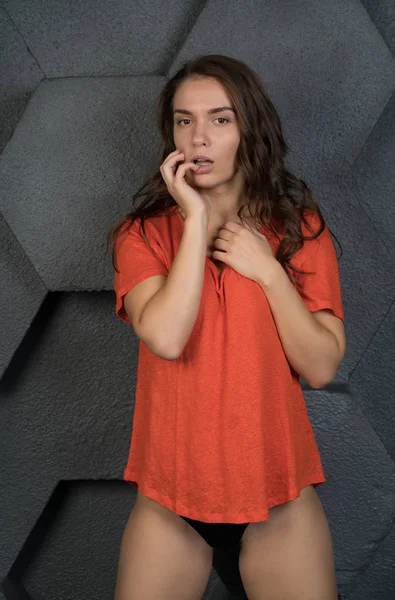 Giovane Bella Ragazza Posa Studio Arancione Shirt Sfondo Grigio — Foto Stock