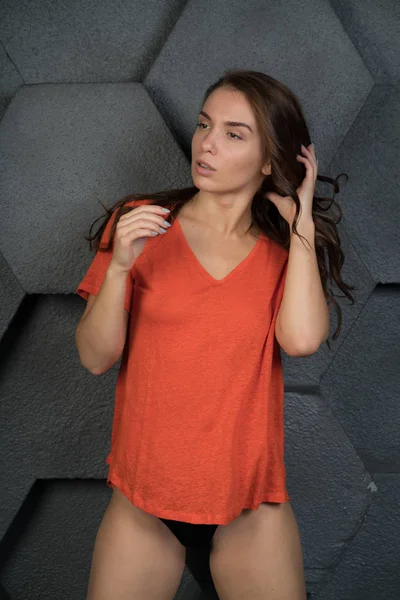 Młoda Dziewczyna Piękny Pozowanie Studio Pomarańczowy Shirt — Zdjęcie stockowe