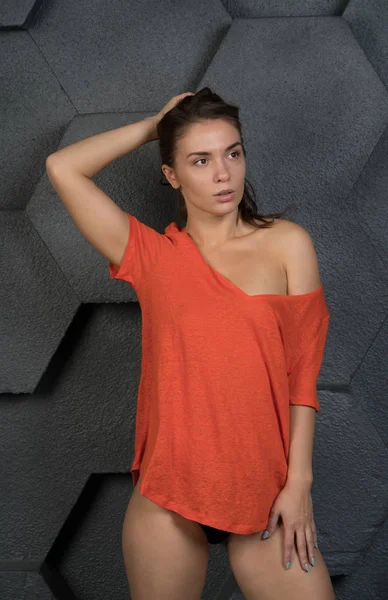 Όμορφη Κοπέλα Ποζάρει Στο Studio Πορτοκαλί Μπλουζάκι Γκρίζο Φόντο — Φωτογραφία Αρχείου
