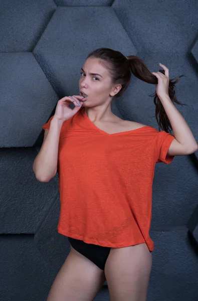 Joven Hermosa Chica Posando Estudio Una Camiseta Naranja —  Fotos de Stock