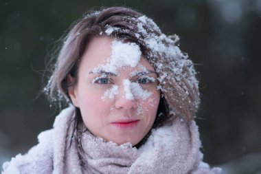 Kışın açık havada güzel bir genç kız portresi