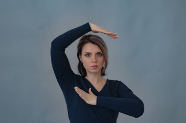 Stüdyoda güzel bir kadının portresi.