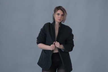 ceket gri bir arka plan üzerinde güzel bir genç kız portresi