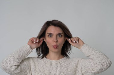 stüdyoda beyaz bir kazak bir kız portresi