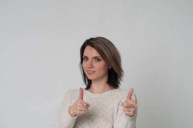 Studio genç güzel kız portresi, holding Yaşasın