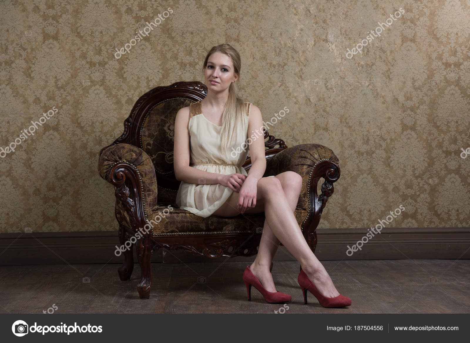 https://st3.depositphotos.com/10086424/18750/i/1600/depositphotos_187504556-stock-photo-young-beautiful-girl-posing-studio.jpg