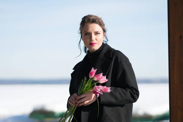 Portrét Mladé Krásné Dívky Ulici Zimě Černém Kabátě Tulipány — Stock fotografie