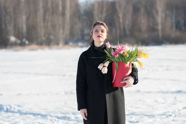 Jeune Belle Fille Posant Dehors Hiver Avec Des Tulipes Dans — Photo