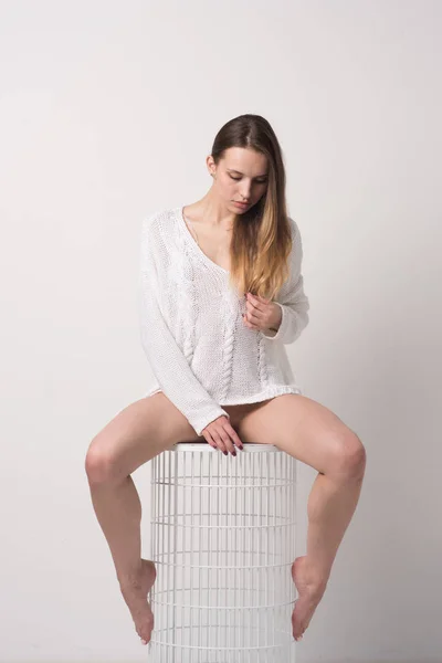 Giovane Bella Ragazza Posa Studio Seduta Sulla Sedia Maglione Bianco — Foto Stock