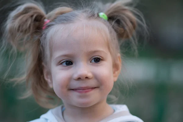 一个美丽的年轻女孩的肖像3岁 户外在夏天 — 图库照片