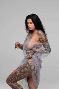 Studio, siyah iç çamaşırlarıyla ayakta poz genç güzel kız