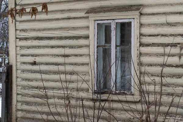圆木房子里的木制窗户 — 图库照片