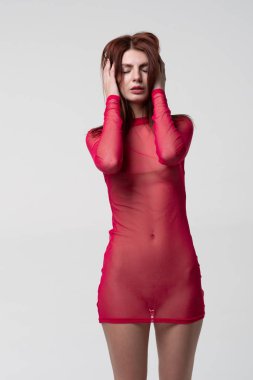 Genç güzel kız kırmızı iç çamaşırlarıyla poz veriyor.