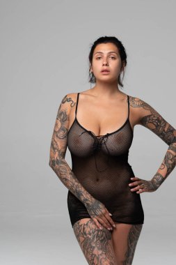 Genç güzel kız siyah iç çamaşırlarıyla poz veriyor.