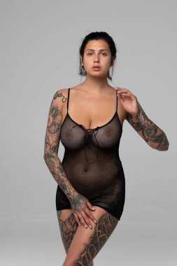 Genç güzel kız siyah iç çamaşırlarıyla poz veriyor.