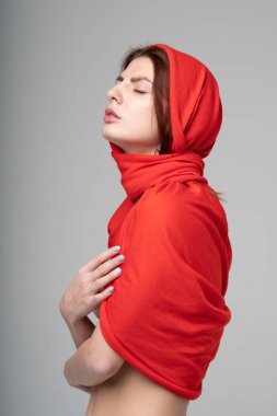 Stüdyodaki kırmızı eşarplı kız.