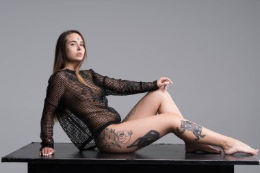 Stüdyoda siyah iç çamaşırlarıyla poz veren güzel bir kız.