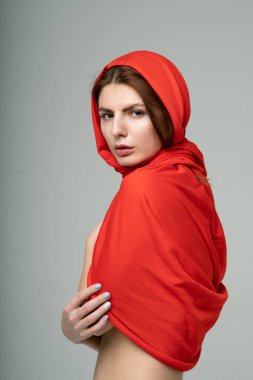 kırmızı bir eşarp genç güzel kız portresi