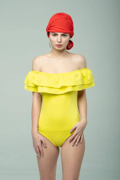 Jong Mooi Vrouw Poseren Geel Bodysuit Studio — Stockfoto