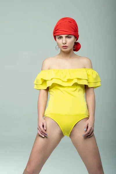 Jovem Bela Menina Posar Bodysuit Amarelo Estúdio Fotografia De Stock
