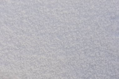 Beyaz doku kar dışarıda yatıyor.