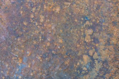 Eski paslı duvarın dokusu, metal levha aşınmayla kaplı.