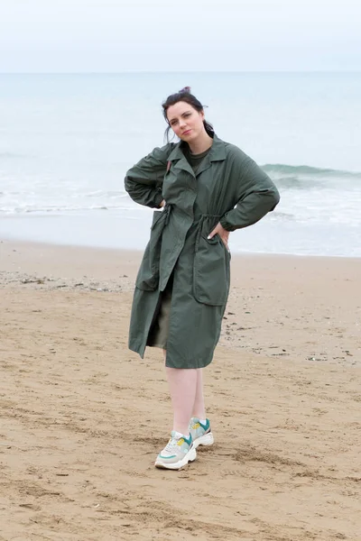 Young Beautiful Girl Stands Raincoat Sea — Stock Photo, Image
